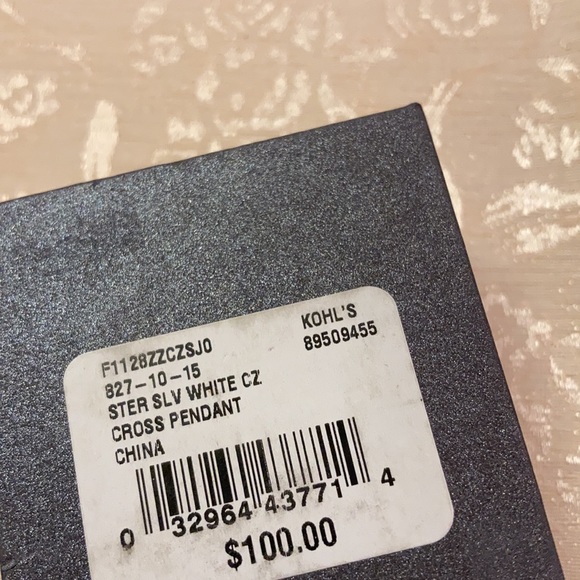 Ladies sterling silver white cz’s cross pendant necklace, value of $100 - Picture 3 of 3